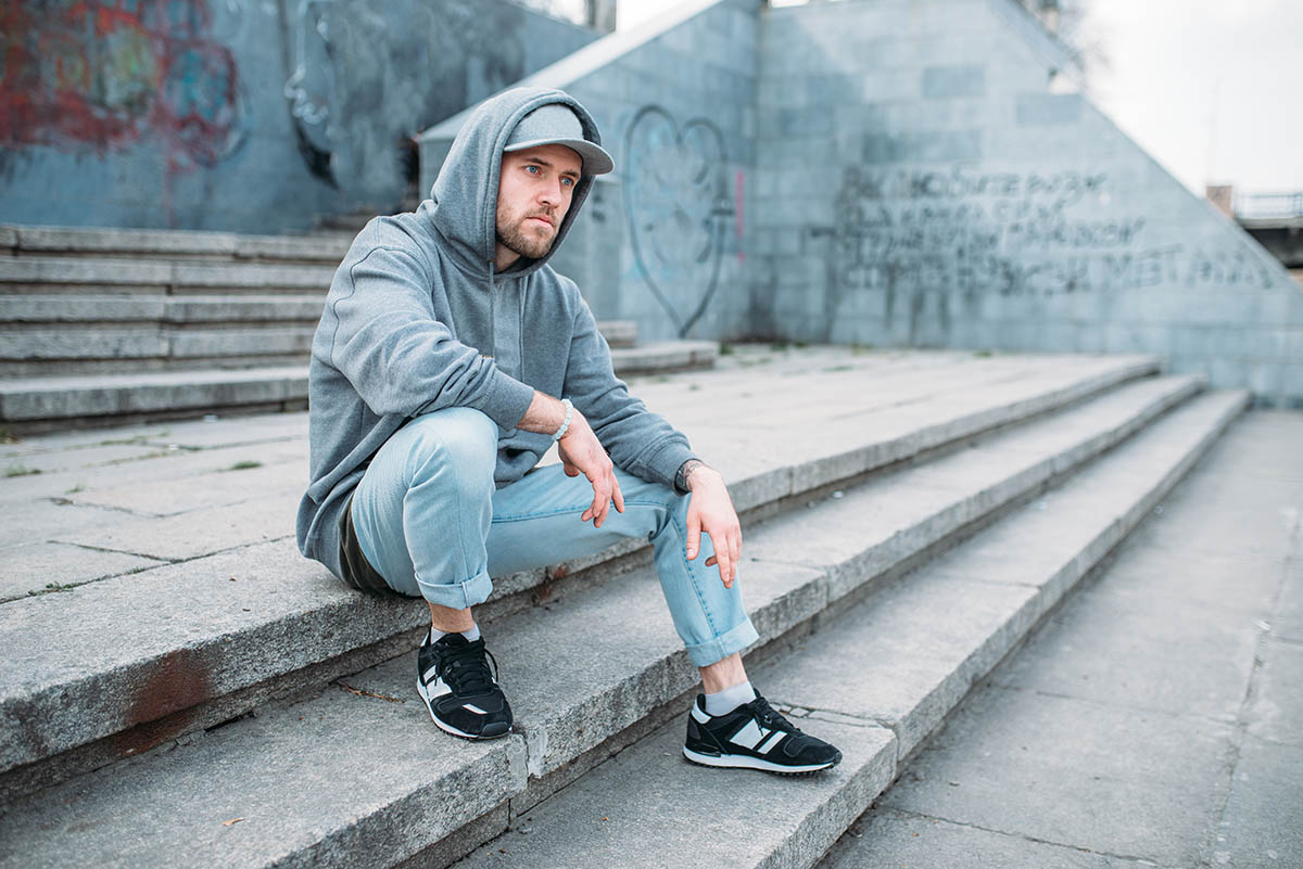 dance-performer-sitting-on-the-steps-urban-style-2021-08-26-16-25-40-utc.jpg